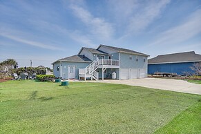 Bright Kitty Hawk Home w/ Hot Tub, Walk to Beach!