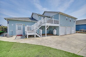 Bright Kitty Hawk Home w/ Hot Tub, Walk to Beach!