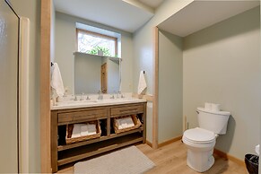 East Aurora Home ~ 18 Mi to Downtown Buffalo!