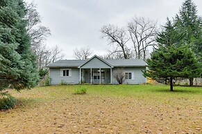 East Aurora Home ~ 18 Mi to Downtown Buffalo!