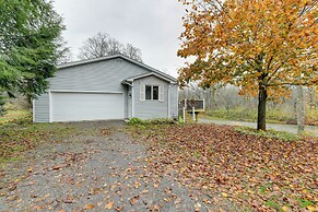 East Aurora Home ~ 18 Mi to Downtown Buffalo!
