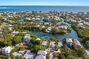 The Bea's Knees 3 Bedroom Home by RedAwning