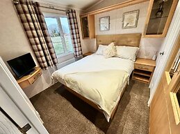 Impeccable 2-bed Lodge in Preston hot hub