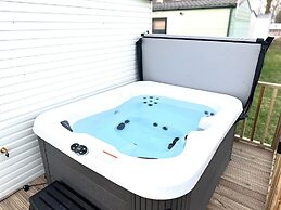 Impeccable 2-bed Lodge in Preston hot hub