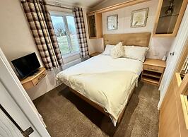 Impeccable 2-bed Lodge in Preston hot hub
