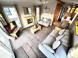 Impeccable 2-bed Lodge in Preston hot hub