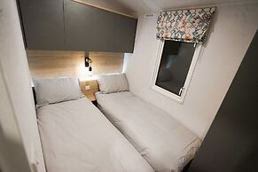 Inviting 3-bed Lodge in Preston hot tub