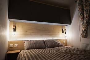 Inviting 3-bed Lodge in Preston hot tub