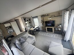 Inviting 3-bed Lodge in Preston hot tub