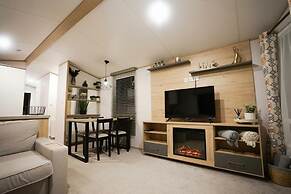 Inviting 3-bed Lodge in Preston hot tub