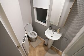 Inviting 3-bed Lodge in Preston hot tub