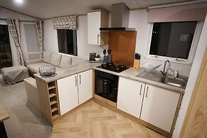 Inviting 3-bed Lodge in Preston hot tub