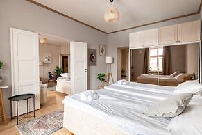 2ndhomes Bright 125m2 4BR Center Apt