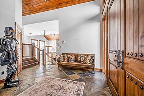 Inuksuk Lodge 4800 sq ft of Excellence