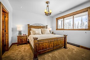 Inuksuk Lodge 4800 sq ft of Excellence