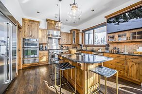 Inuksuk Lodge 4800 sq ft of Excellence