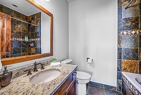 Inuksuk Lodge 4800 sq ft of Excellence