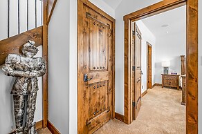 Inuksuk Lodge 4800 sq ft of Excellence