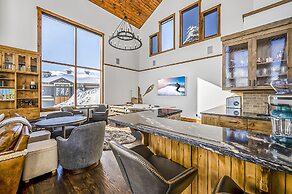 Inuksuk Lodge 4800 sq ft of Excellence