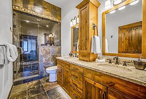 Inuksuk Lodge 4800 sq ft of Excellence