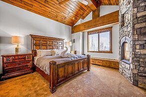 Inuksuk Lodge 4800 sq ft of Excellence