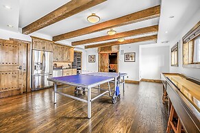 Inuksuk Lodge 4800 sq ft of Excellence