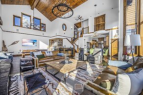 Inuksuk Lodge 4800 sq ft of Excellence