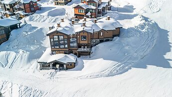 Inuksuk Lodge 4800 sq ft of Excellence