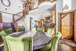 Inuksuk Lodge 4800 sq ft of Excellence