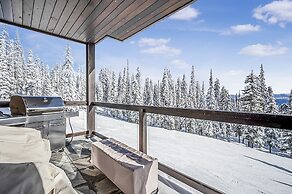 Inuksuk Lodge 4800 sq ft of Excellence