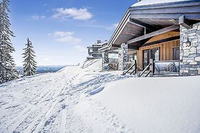 Inuksuk Lodge 4800 sq ft of Excellence