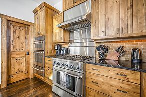 Inuksuk Lodge 4800 sq ft of Excellence