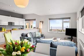 The Bay Apartment - Sea Views Village Centre