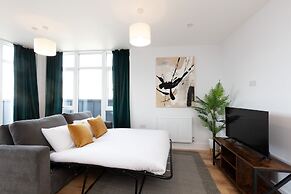 Deluxe South Central Apartment