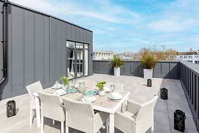 Deluxe South Central Apartment