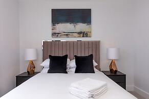 Deluxe South Central Apartment