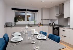 Deluxe South Central Apartment