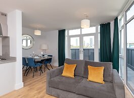 Deluxe South Central Apartment