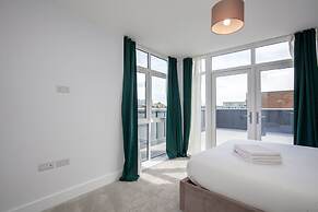 Deluxe South Central Apartment