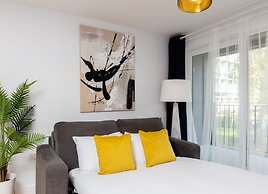 Deluxe South Central Apartment