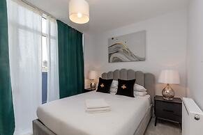 Deluxe South Central Apartment