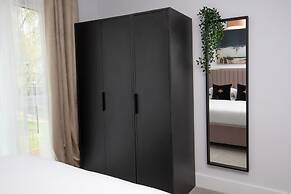 Deluxe South Central Apartment