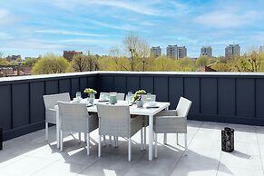 Deluxe South Central Apartment