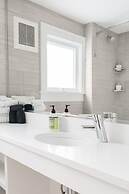 Downton Annie Apartment Three 2BD 1BA Parking