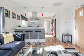 Downton Annie Apartment Three 2BD 1BA Parking