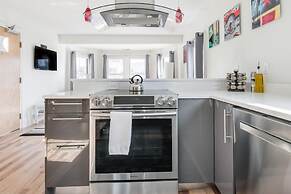 Downton Annie Apartment Three 2BD 1BA Parking