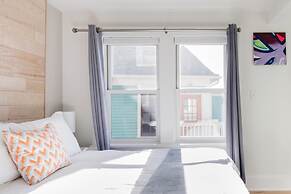 Downton Annie Apartment Three 2BD 1BA Parking