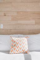 Downton Annie Apartment Three 2BD 1BA Parking