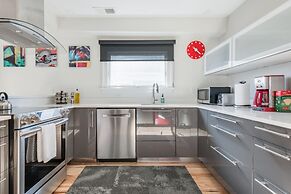 Downton Annie Apartment Three 2BD 1BA Parking