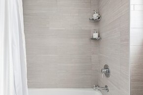 Downton Annie Apartment Three 2BD 1BA Parking